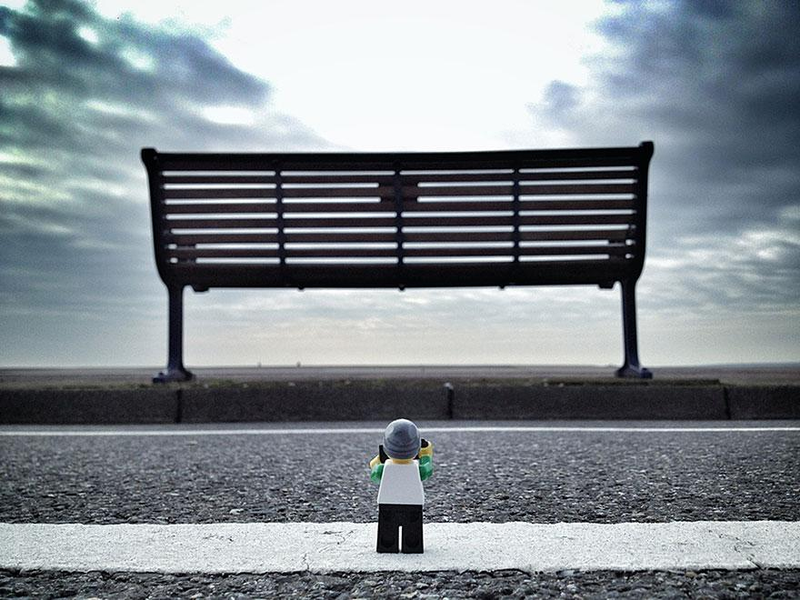 Illustration for article titled Intrepid Lego minifig goes around the world taking pictures
